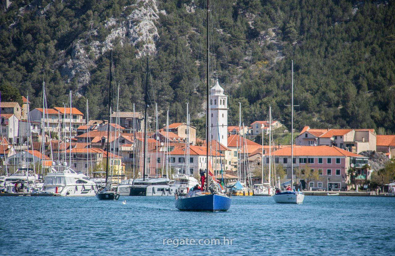 Druga Skradinska regata krstaša ponovno dovodi vrhunsko jedrenje na Prokljansko jezero 